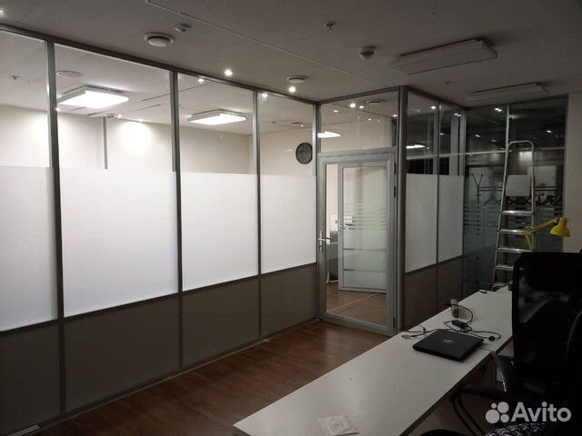 Раздвижные перегородки из стекла и дерева лофт