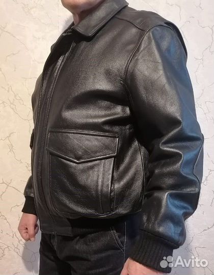 Мужской кожаный бомбер