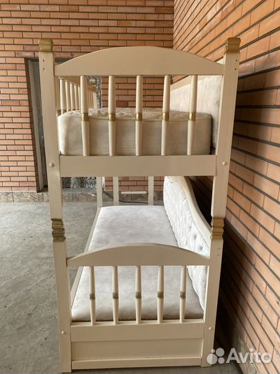 Двухъярусная кровать