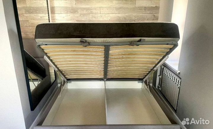 Кровать двуспальная дизайнерская мягкая