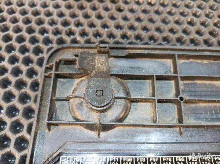 Крышка блока предохранителей Renault Premium