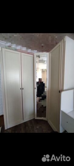 Отдам шкаф угловой