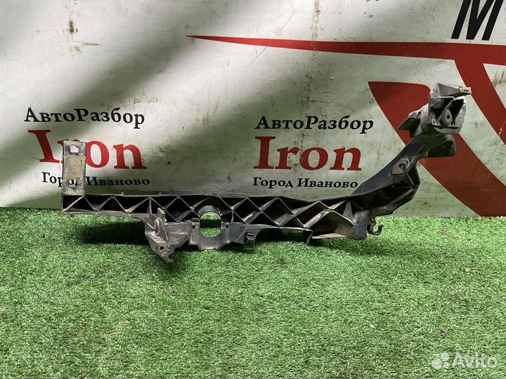 Кронштейн правой фары BMW e90 3er бмв