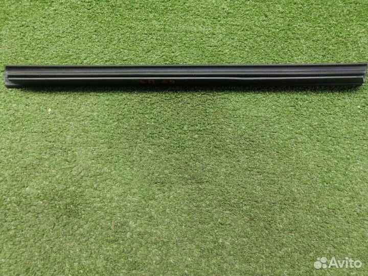 Уплотнитель стекла двери Mercedes Glk