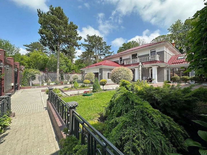 Дом 500 м² на участке 10 сот.