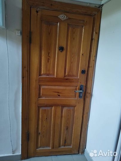 Дверь входная деревянная