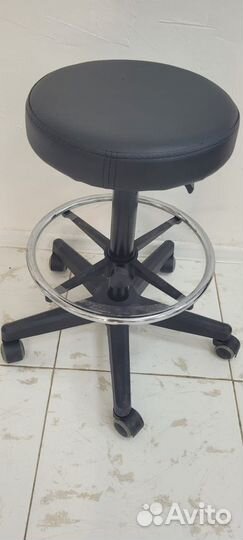 Высокий стул мастера с опорой для ног