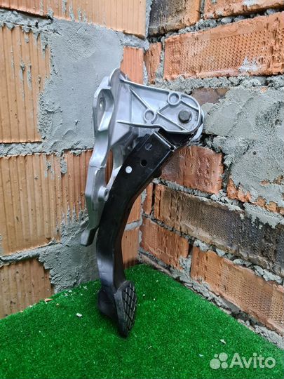 Педаль сцепления Skoda Octavia A5