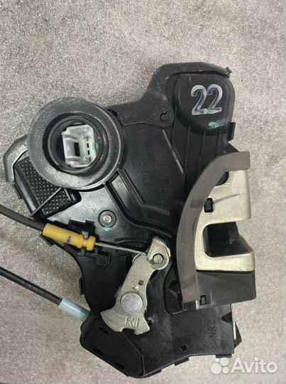 Замок двери передний правый Toyota Hilux