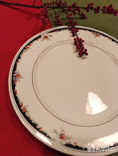 Блюдо. Тарелочка с золотой каёмочкой :)