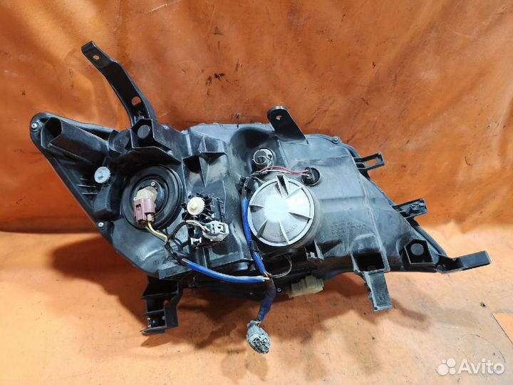 Фары Nissan Serena C26