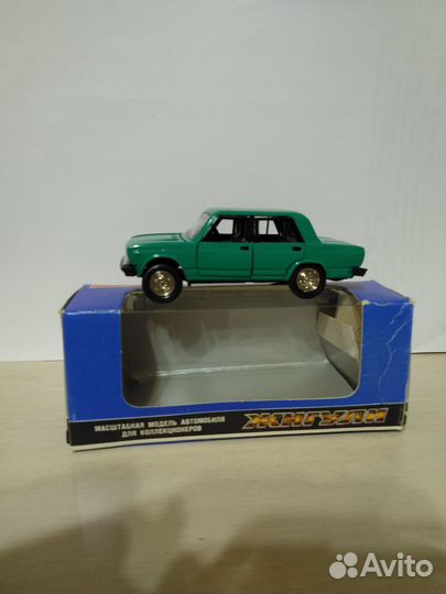 Модель автомобиля 1:43