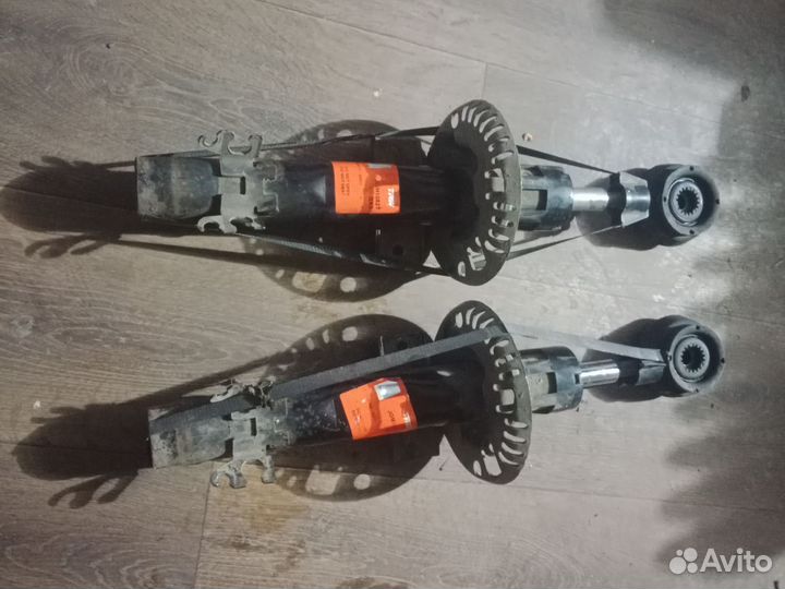 Передние стойки на Volkswagen Polo