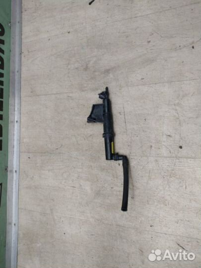 Форсунка омывателя передняя правая Volvo S40