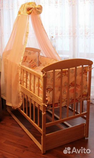 Детская кроватка с маятником