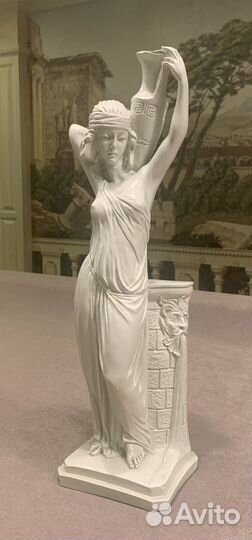 Статуэтка девушки с кувшином