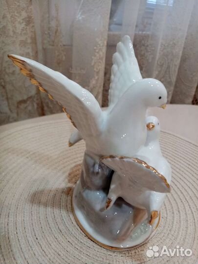Фарфоровая статуэтка голуби