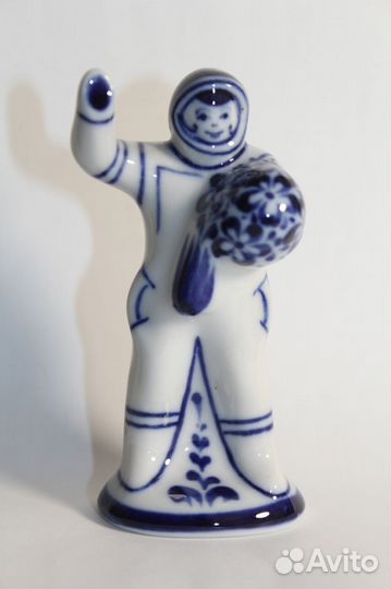 Статуэтка Космонавт с букетом,фарфор.Гжель