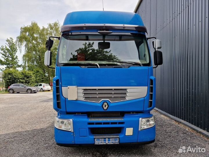 В разборке грузовик Renault,Premium II с 2007