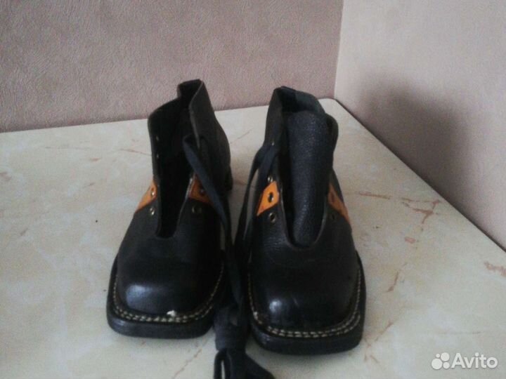 Лыжные ботинки