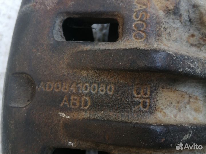 Суппорт передний правый Kia Sorento I BL