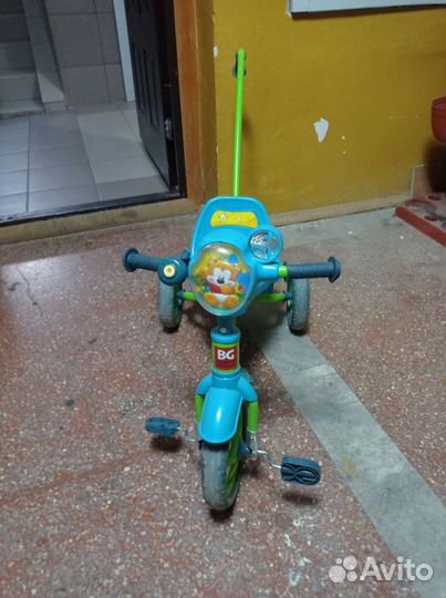 Трехколесный велосипед с ручкой