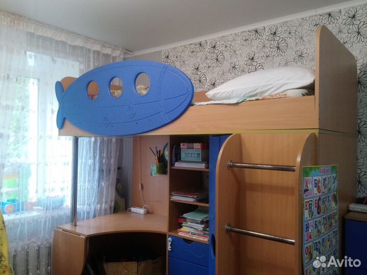 Кровать-чердак с рабочим столом для школьника