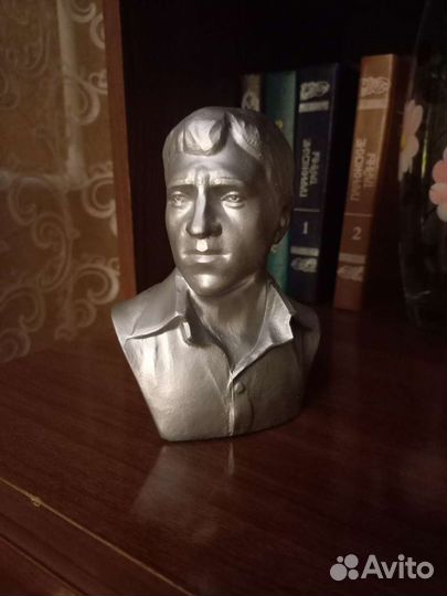 Бюсты Высоцкий, Есенин