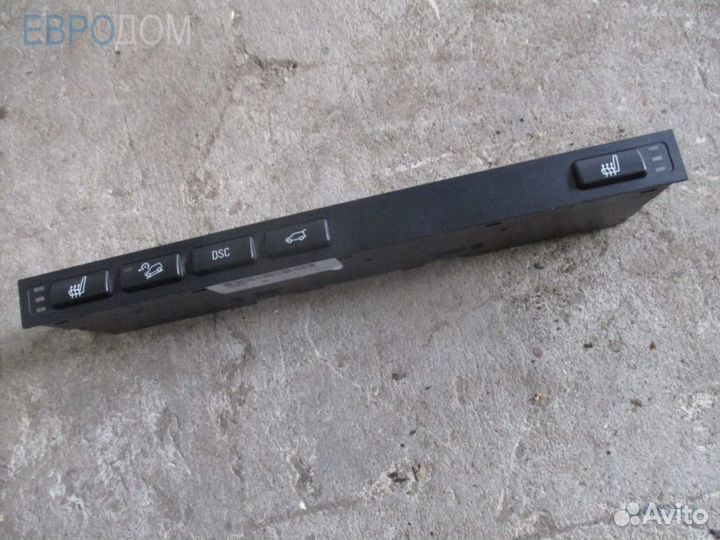 Переключатель управления в центральной консоли BMW