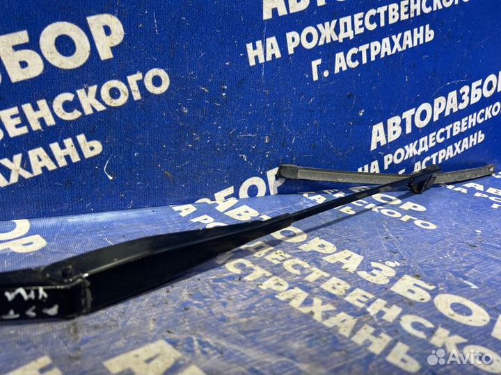 Правый поводок дворника Opel Astra H универсал