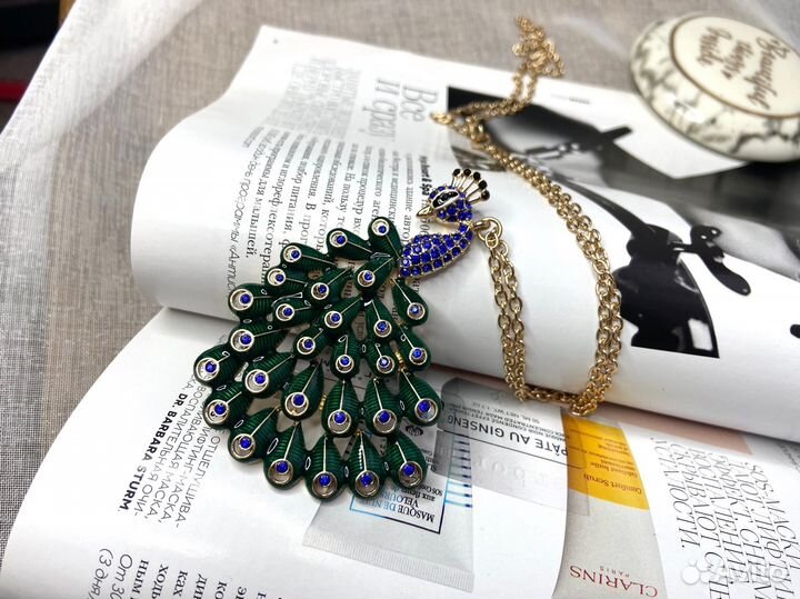 Ожмрелье с павлином с синими стразами