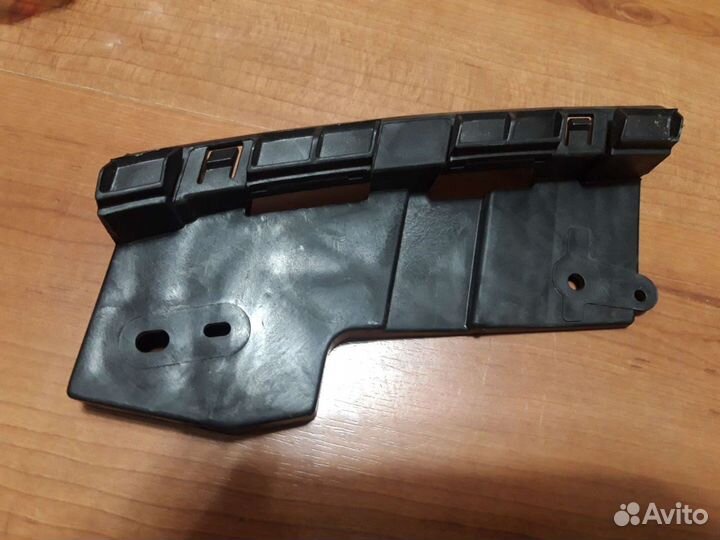 Кронштейн переднего бампера левый Nissan Tiida