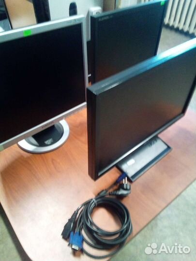 Продаются мониторы