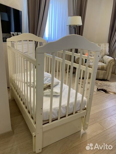 Кроватка с маятником