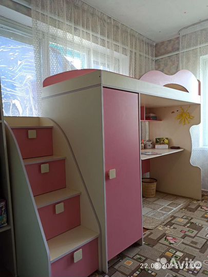 Детская кровать чердак со столом и шкафом бу