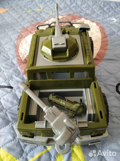 Игрушки машина и солдатики