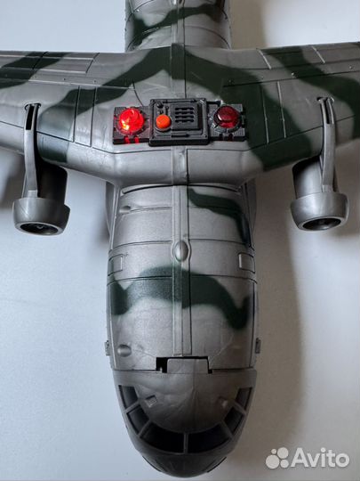 Большой самолет военный грузовой транспортный