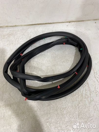 Уплотнитель двери задний левый Hyundai Santa Fe 4