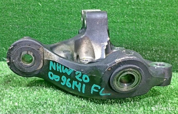 Кулак поворотный передний левый Toyota Prius NHW20