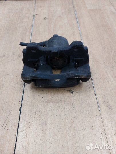 Тормозной суппорт передний левый Opel Corsa D