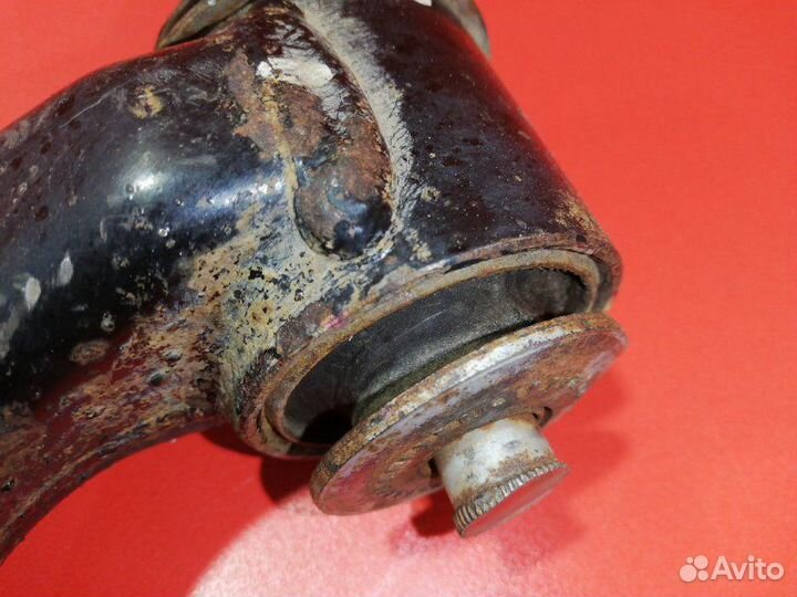 Рычаг подвески нижний передний левый Toyota Hilux