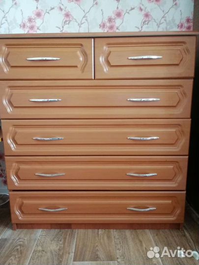 Комод с выдвижными ящиками