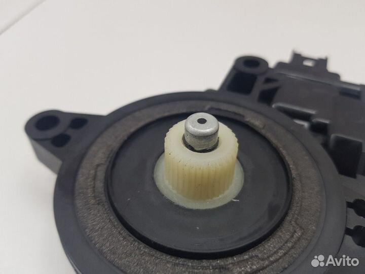 Моторчик стеклоподъемника задний левый