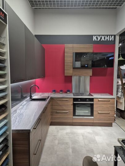 Современная угловая кухня с выставки