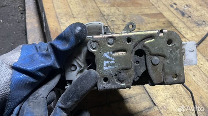 Ручка замок передний левый Ford Focus 1