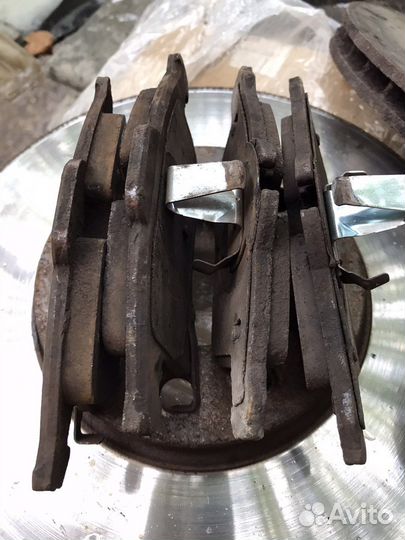 Комплект на передние тормоза опель астра GTC H