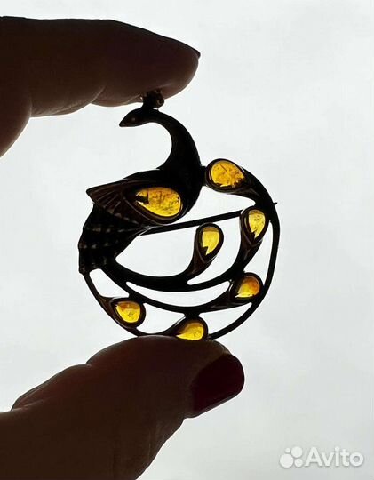 Брошь серебро Павлин с янтарём