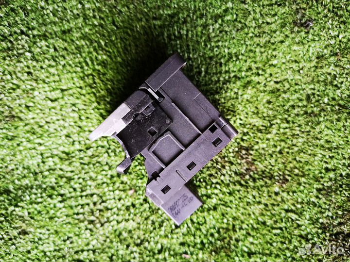 Кнопка стояночного тормоза на VW Passat B8 15-20