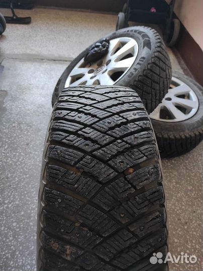 Goodyear Ultragrip Ice Arctic 215/60 R16