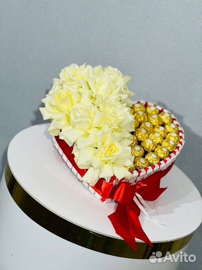 Торт сердце из роз и киндер шоколада